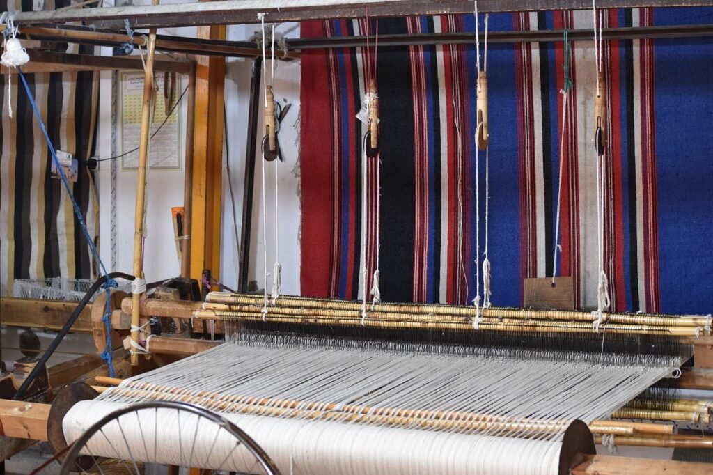 En la real fábrica de tapices hay dos tipos de lizo, el lizo alto y el lizo bajo.
la maquinaria usada en los telares para confeccionar tienen más de 300 años de antigüedad