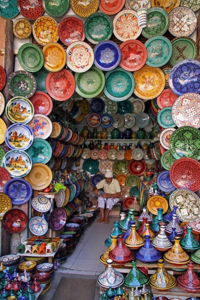 Colorido espacio artesanal pintado a mano de platos decorados marroquies