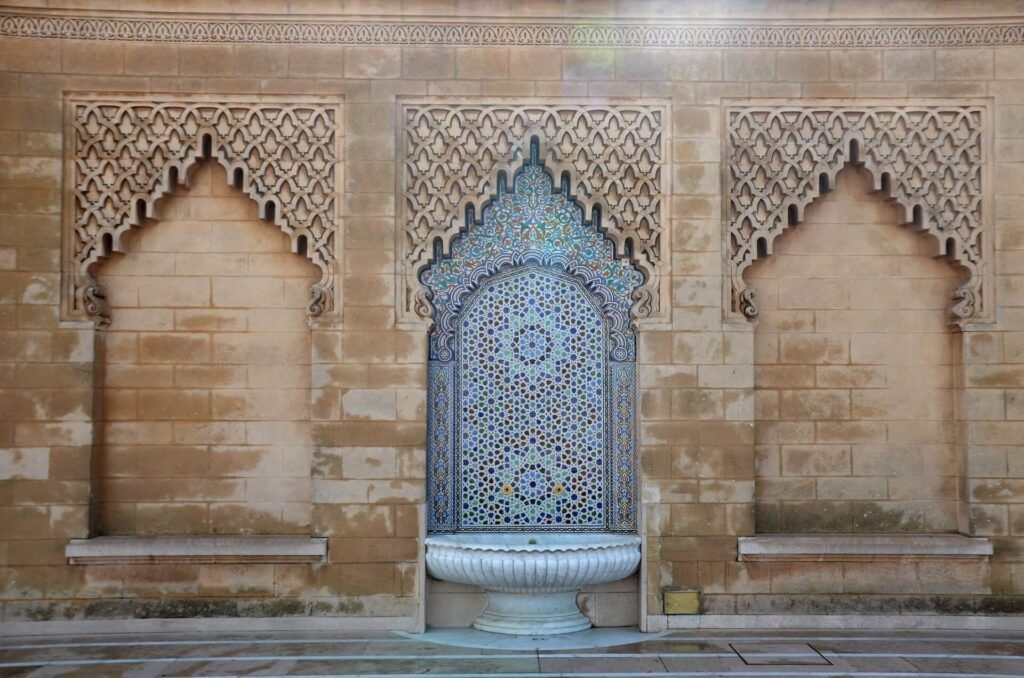 Fuente típica árabe con mosaico y decoración
