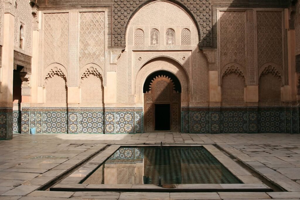 Exquisito patio con decoración árabe en marruecos